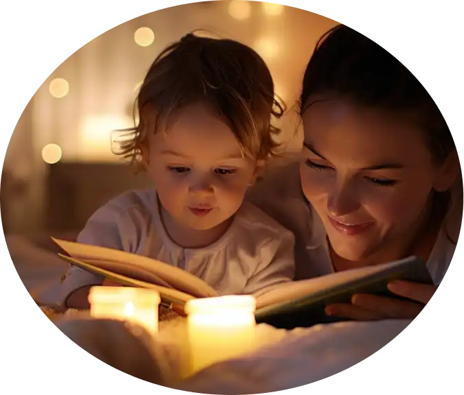 Bild von Mutter und Kind die gemütlich ein Buch lesen.